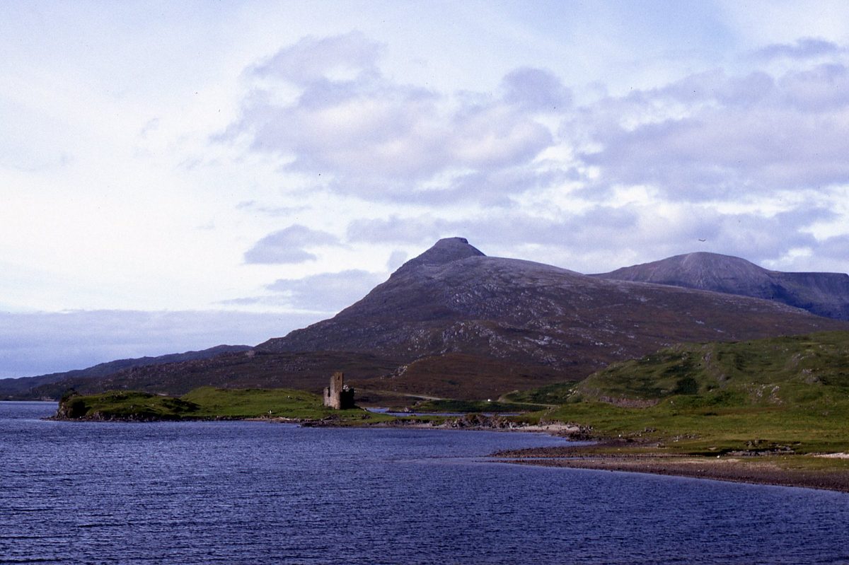 Ruined Ardvreck Castle on the shore of Loch Assynt beneath Quinag