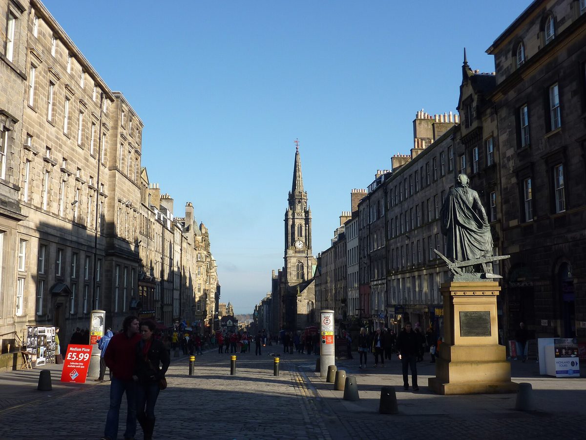Scotland travel tips - visitors exploring the Royal Mile in Edinburgh's Old Town