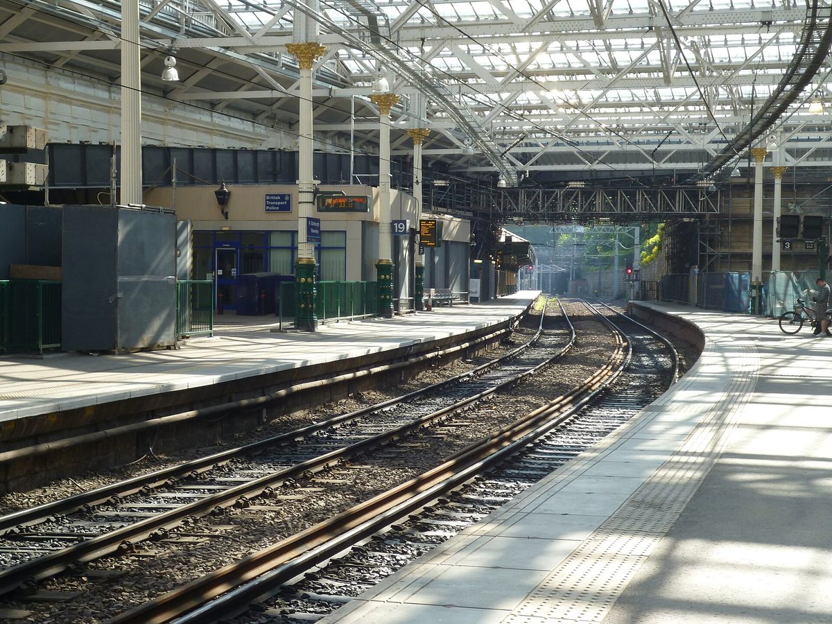 Platforms and tracks at Edinburgh Waverley, the starting point for most car-free Scotland itineraries