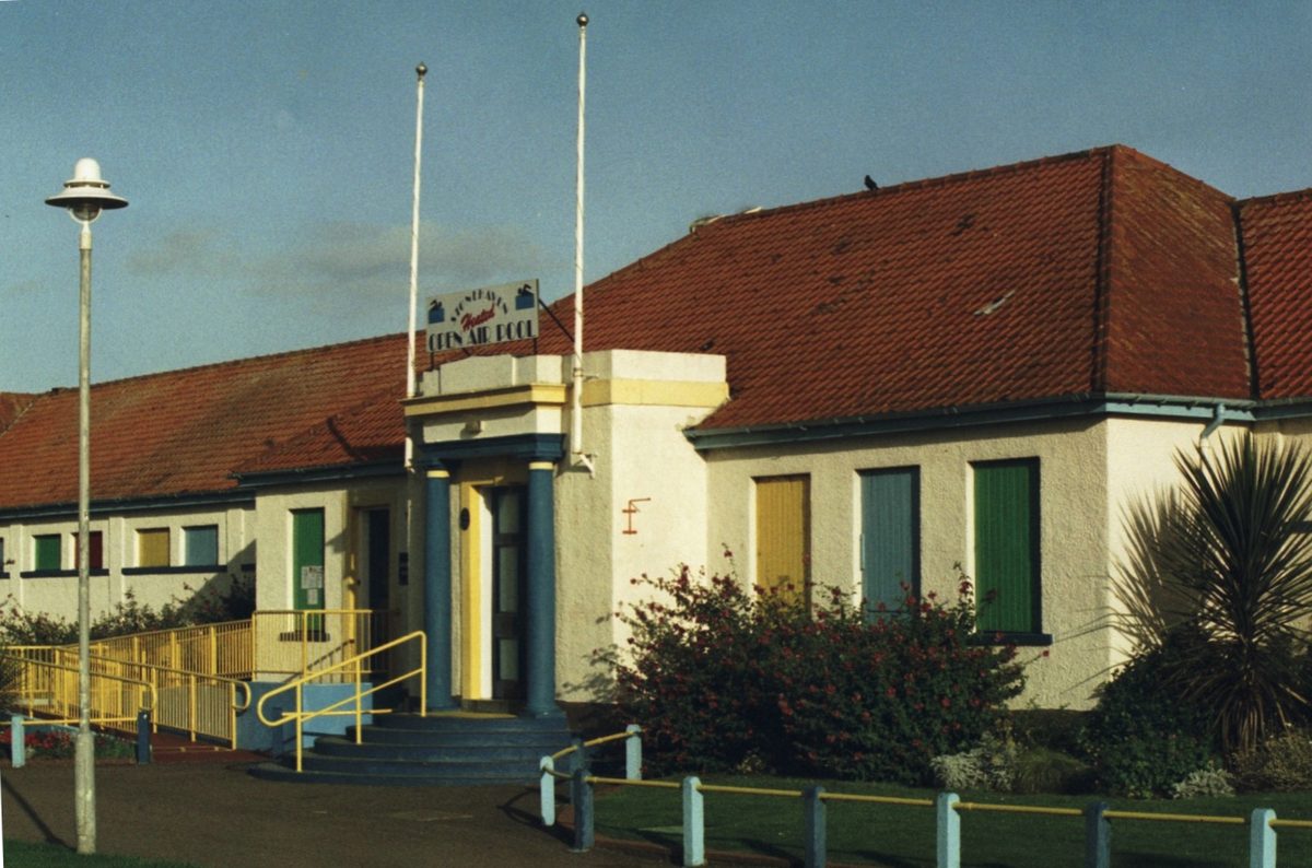 The art deco frontage of Stonehaven's heated open-air sea water pool